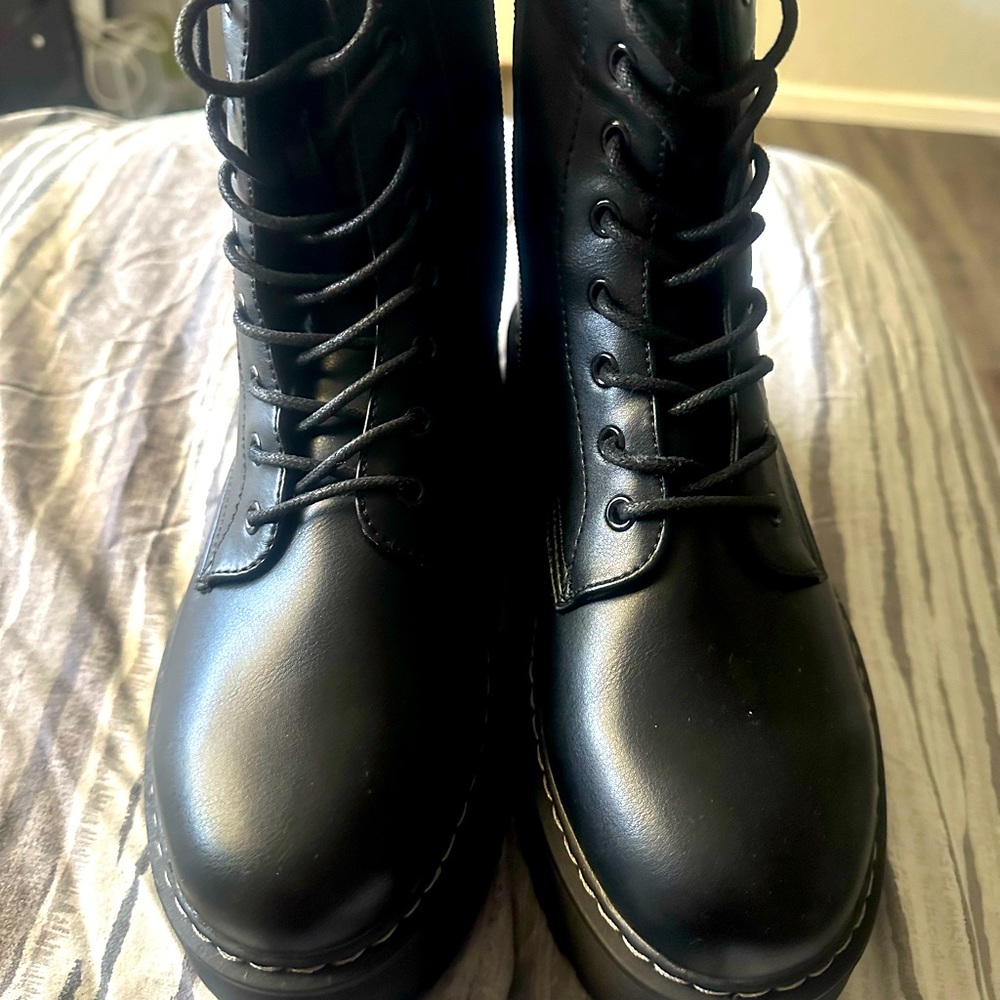 Steve Madden Betty Black combate style boots